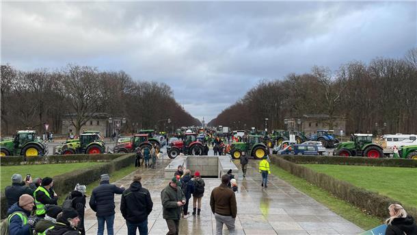 Bauernproteste: So unterstützen die Landwirte aus unserer Region die Großdemo Die Straße des 17. Juni füllt sich langsam.