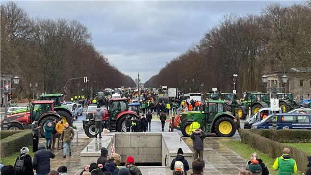 Bauernproteste: So unterstützen die Landwirte aus unserer Region die Großdemo Die Straße des 17. Juni füllt sich langsam.