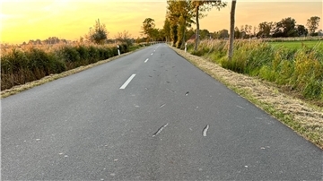 Die Straße ist von einem Unbekannten schwer beschädigt worden.