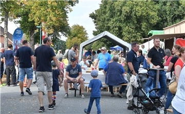 Die Straße unterhalb der Mühle war eine große Festmeile.
