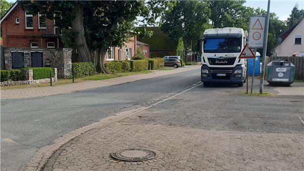 Die Straße „Zum Flugplatz“ führt an der Schule vorbei. Die Anwohner befürchten bei einer Straßenumbenennung jedoch den bürokratischen Aufwand. 