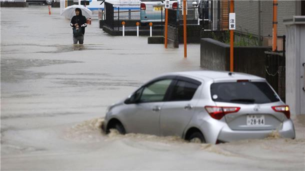 Mindestens ein Toter nach heftigen Regenfällen in Japan Die Straßen stehen unter Wasser.
