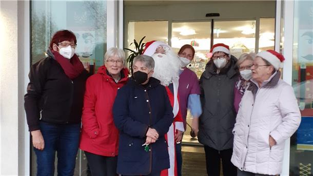 Burhave: Stricktanten beschenken Seniorinnen und Senioren Die Stricktanten der TSG Burhave bekamen bei ihrer Aktion Unterstützung vom Weihnachtsmann.
