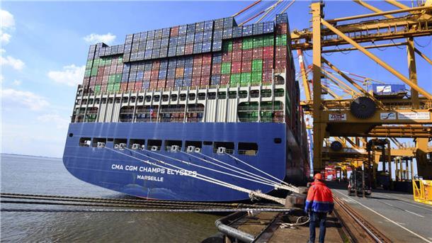 Containerschiff an der Kaje