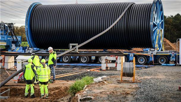 Bayern fordert bundesweite Aussetzung von Verbandsklagen Die Stromtrasse Suedlink soll Strom aus Erneuerbaren Energien von Norddeutschland in den Süden transportieren. (Archivbild)