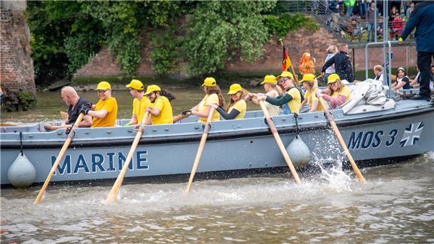 Studenten fahren Kutterrennen