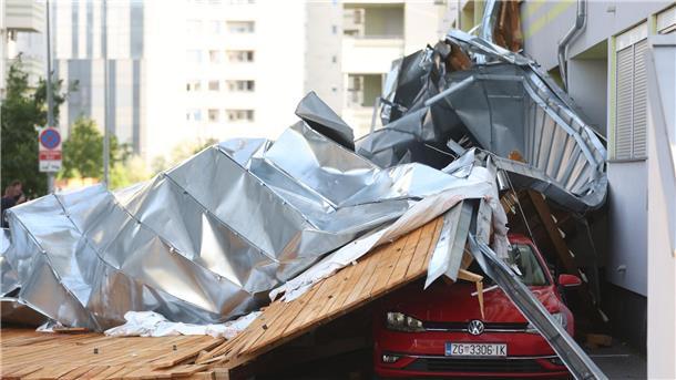 Unwetter: Totes Kind in Serbien, Schäden in Kroatien Die Sturmböen waren so stark, dass Teile eines Dachs in Zagreb auf Autos landeten.