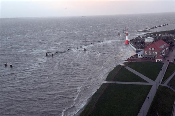 DER ADVENTS-STURM (Update 50): Hochwasser hat Stadt und Land im Griff, Schäden auch in der Wesermarsch, Zugverkehr weiter gestört Die Sturmflut von oben.