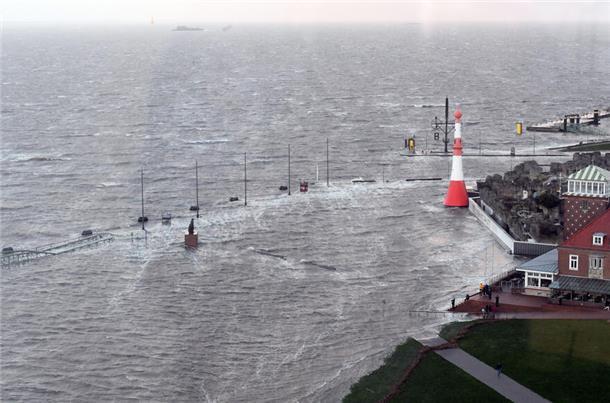 DER ADVENTS-STURM (Update 50): Hochwasser hat Stadt und Land im Griff, Schäden auch in der Wesermarsch, Zugverkehr weiter gestört Die Sturmflut von oben.