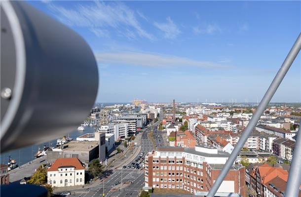 Was für geniale Bilder: Die neue Super-Webcam von Bremerhaven Die Super-Webcam mit Blick zum nördlichen Hafen. Dort soll auch solch eine Kamera installiert werden, ebenso eine im Fischereihafen. Sie werden dann digital mit den Bildern der ersten Kamera vernetzt. Alle Besucher können dann gleichsam digital durch ganz Bremerhaven streifen.