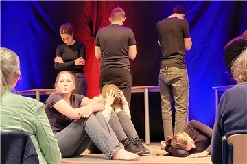 Die szenische Lesung wurde im Rahmen des Gedenkmarsches im April uraufgeführt und soll nun ein weiteres Mal in der Gedenkstätte gezeigt werden. Sie thematisiert die Leiden der Menschen, die sich auf den Todesmärschen befanden und geht dabei insbesondere auf den Marsch zwischen Bremen-Farge und Sandbostel ein.