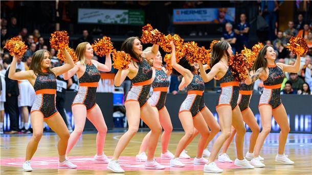 Die Tänzerinnen der Junior Marleys, Cheerleader des Basketball-Teams Rasta Vechta im Alter von 11-15 Jahren, tanzen während einer Auszeit.