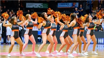 Die Tänzerinnen der Junior Marleys, Cheerleader des Basketball-Teams Rasta Vechta im Alter von 11-15 Jahren, tanzen während einer Auszeit.