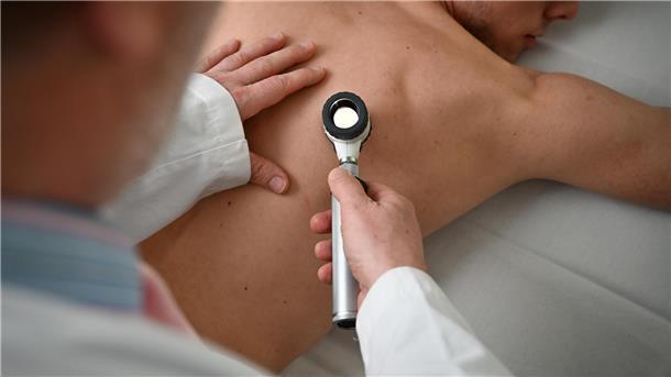 In der Wesermarsch gibt es bald keinen Hautarzt mehr Die Tätigkeit von Hautärzten ist unter anderem für die Früherkennung von Hautkrebs wichtig. In der Wesermarsch wird es bald keinen Hautarzt mehr geben.
