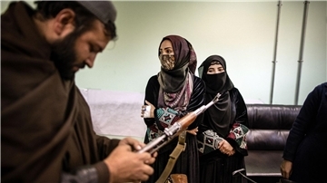 Die Taliban schränken Frauenrechte im Land stark ein.