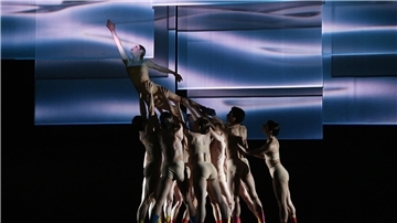 Die Tanzcompagnie des Bremerhaven Ballett am Stadttheater tanzt Alfonso Palencias Choreografie der "Vier Jahreszeiten" - hier eine Szene mit Melissa Panetta und dem Ensemble mit "Frühling".