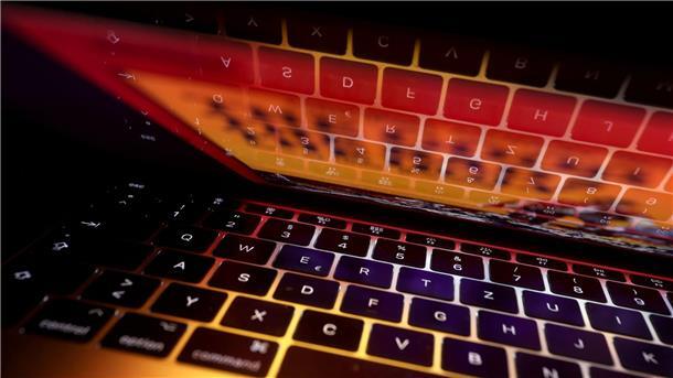Schlag gegen Anlagebetrug - Hauptverdächtige in Haft Die Tastatur eines Laptops spiegelt sich im Bildschirm: Nach jahrelangen Ermittlungen zu millionenschwerem Anlagebetrug im Internet ist Fahndern ein großer Schlag gelungen.