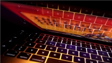 Die Tastatur eines Laptops spiegelt sich im  Bildschirm: Nach jahrelangen Ermittlungen zu millionenschwerem Anlagebetrug im Internet ist Fahndern ein großer Schlag gelungen.
