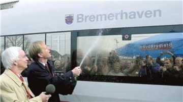 Die Taufe im November 2003: Hans-Jürgen Meyer, Konzernbevollmächtigter der Deutschen Bahn, und Bremerhavens Oberbürgermeister Jörg Schulz lassen den Schampus spritzen.