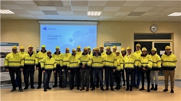 Die Teilnehmer der Veranstaltungsreihe „Wirtschaft im Gespräch“ waren bei Kronos in Blexen zu Besuch.