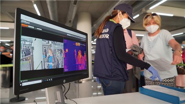 Die Temperatur der Passagiere wird auf dem Flughafen Palma de Mallorca mit einer Wärmekamera kontrolliert. Nach wochenlanger Corona-Pause ist am Montagvormittag erstmals wieder eine Maschine mit Urlaubern aus Deutschland auf Mallorca gelandet.