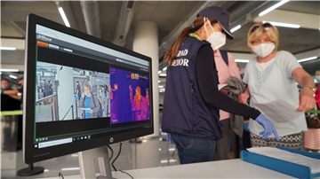 Die Temperatur der Passagiere wird auf dem Flughafen Palma de Mallorca mit einer Wärmekamera kontrolliert. Nach wochenlanger Corona-Pause ist am Montagvormittag erstmals wieder eine Maschine mit Urlaubern aus Deutschland auf Mallorca gelandet.