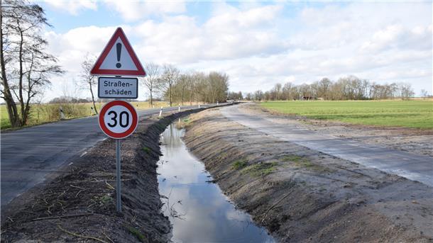 Die Tempo-30-Begrenzung wird sich bald erledigt haben. Nachdem die gröbsten Mängel am neuen Radweg beseitigt sind, soll nun die Erneuerung der Fahrbahn der Landesstraße zwischen Brückenhof und Langwarden erfolgen.
