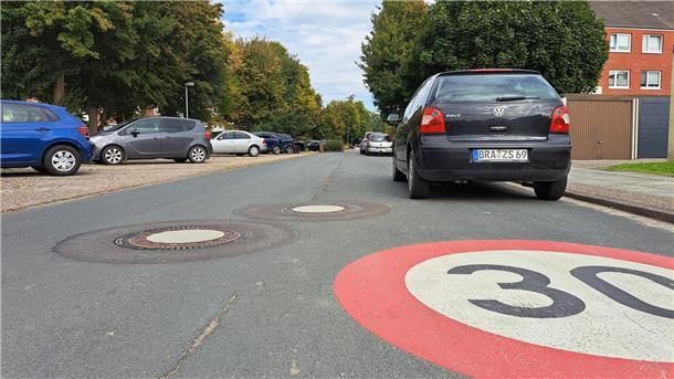 Das Foto zeigt parkende Autos und einen Hinweis auf die Tempo-30-Zone in der Hermann-Ehlers-Siedlung in Nordenham.