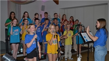 Die Ten Sing Kidz mit ihrer Chorleiterin in Aktion.