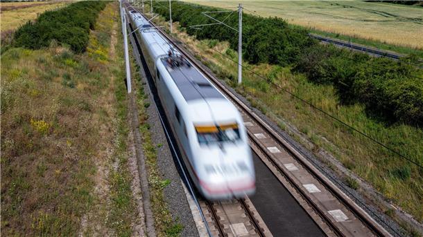 Testzug fährt Tempo 405 zwischen Erfurt und Leipzig „Die Testfahrten liefern uns wichtige Erkenntnisse für die Sanierung und Instandhaltung von Schnellfahrstrecken“, teilt die Deutsche Bahn mit.