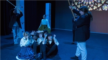 Die Theater-AG bringt die Geschichte um den Jungen Quasimodo auf die Bühne - alle sind gespannt auf die Aufführungen in der nächsten Woche.