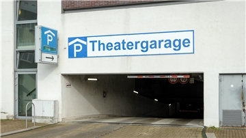 Obdachlose ziehen in Bremerhavener Parkgaragen ein – Konflikt mit Kino Blick in eine Einfahrt: Die Theatergarage beim Cinemotion