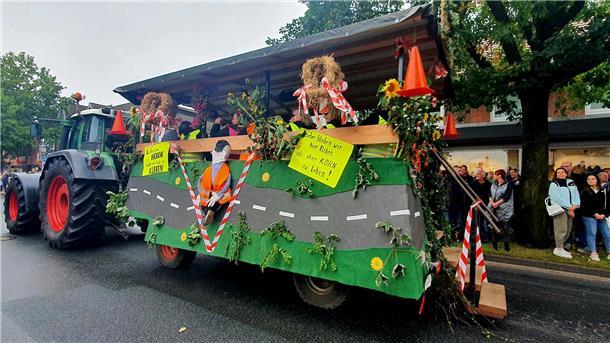 Die Themen der Parade reichten von traditionellen Erntemotiven bis hin zu Aktuellem aus Bereichen wie Umwelt, Klima oder Landwirtschaft, gleichermaßen humorig wie kritisch zum Ausdruck gebracht.