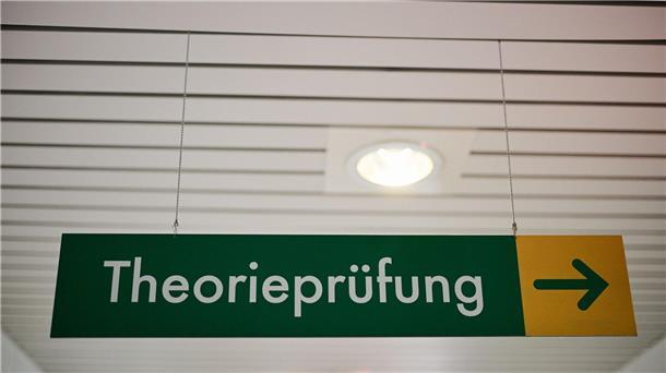 Hunderte Betrugsversuche bei Prüfungen für Führerschein Die theoretische Führerscheinprüfung löst bei einigen Prüflingen so viel Bammel aus, dass sie lieber jemand anderen hinschicken. (Symbolfoto)