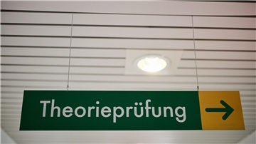 Die theoretische Führerscheinprüfung löst bei einigen Prüflingen so viel Bammel aus, dass sie lieber jemand anderen hinschicken. (Symbolfoto)
