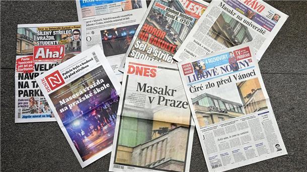 Amoklauf in Prag: Untersuchung sieht keine Polizei-Fehler Die Titelseiten tschechischer Tageszeitungen nach der tragischen Schusswaffenattacke an der Philosophischen Fakultät der Karls-Universität.