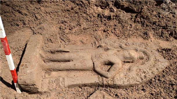 Kambodscha: Archäologen entdecken uralte Statuen in Angkor Die Torwächter sind rund einen Meter groß und wurden am Nordeingang von Angkor Thom entdeckt.