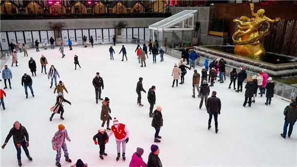 Eislaufbahn am New Yorker Rockefeller Center eröffnet Die traditionelle Eisbahn am Rockefeller Center ist wieder offen. (Archivbild)