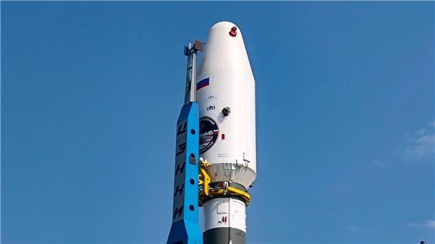 Russische Raumsonde sendet erste Aufnahme von Mondoberfläche Die Trägerrakete vom Typ Sojus-2.1b mit der Raumsonde „Luna-25“ an Bord steht am Startplatz auf dem Weltraumbahnhof Wostotschny.