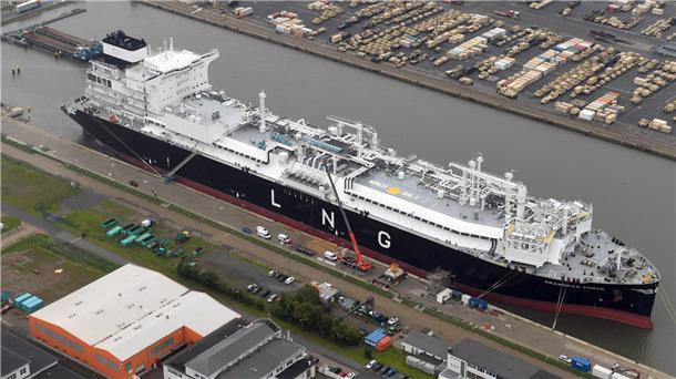 Was hier bei Lloyd im Kaiserhafen liegt, ist ein schwimmendes Gas-Terminal Die „Transgas Force“ liegt an der Westkaje im Kaiserhafen III.