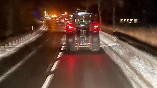 Bauernproteste: Heute Morgen wird der Hafen in Bremerhaven blockiert Die Trecker rollen von Nordenham zum Wesertunnel. Geht hier bald nichts mehr?