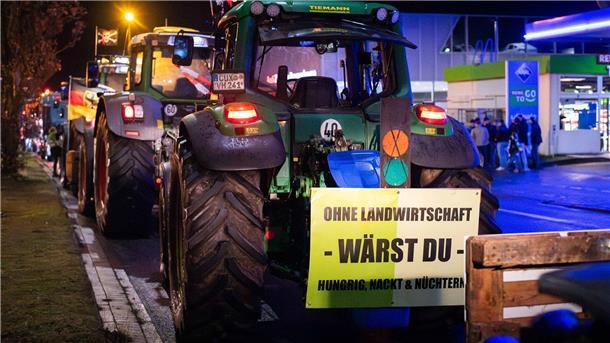 Bauernproteste: Mehr als 2000 demonstrieren in Aurich - Scholz: „Galgen sind keine Arguemente“ Die Trecker sammelten sich vor dem Spiel der Fischtown Pinguins auf der Stresemannstraße in Bremerhaven.