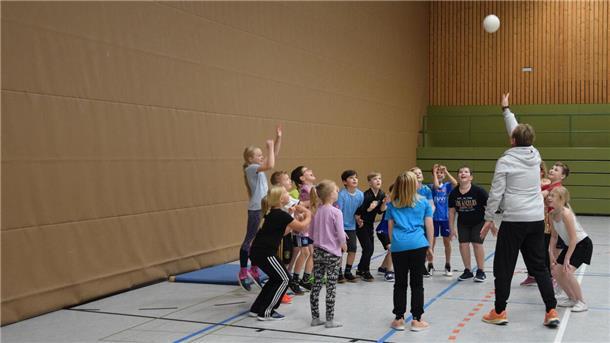 Die Trennvorhänge sind unter der Woche herabgelassen, der Selsinger Schulsport kann in der Drei-Feld-Halle im Gegensatz zum Vereinssport überwiegend normal stattfinden.