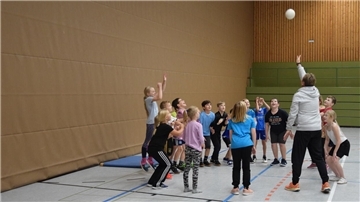 Die Trennvorhänge sind unter der Woche herabgelassen, der Selsinger Schulsport kann in der Drei-Feld-Halle im Gegensatz zum Vereinssport überwiegend normal stattfinden.