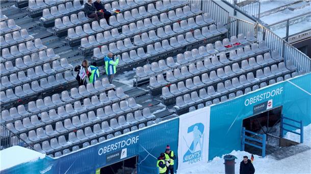 Geduld und Klingelbeutel: Schwerer Weg für Skispringerinnen Die Tribünen waren bei der Two-Nights-Tour teilweise recht leer.