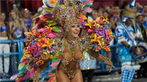 Die Trommelkönigin Sabrina Sato von der Sambaschule Vila Isabel tritt während der Karnevalsfeierlichkeiten im Sambadrom in Rio auf.