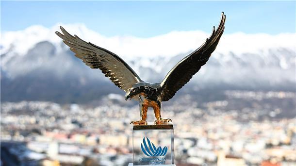 Eierlikör als Belohnung: Österreich dominiert Paschke & Co. Die Trophäe für den Tournee-Sieger: Der goldene Adler.