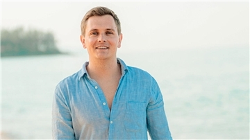 Die tropische Strandbucht in Thailand hat etwas von Traumurlaub. Doch für Tim Sandt war der Dreh auf Phuket harte Arbeit.