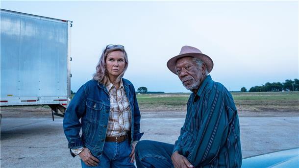 Starbesetzter Thriller zu später Stunde: „Paradise Highway“ Die Truckerin Rose (Veronika Ferres) und Detective Gerick (Morgan Freeman) in einer Szene des Films „Paradise Highway“.