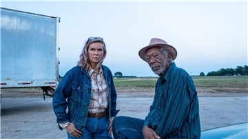 Die Truckerin Rose (Veronika Ferres) und Detective Gerick (Morgan Freeman) in einer Szene des Films „Paradise Highway“.